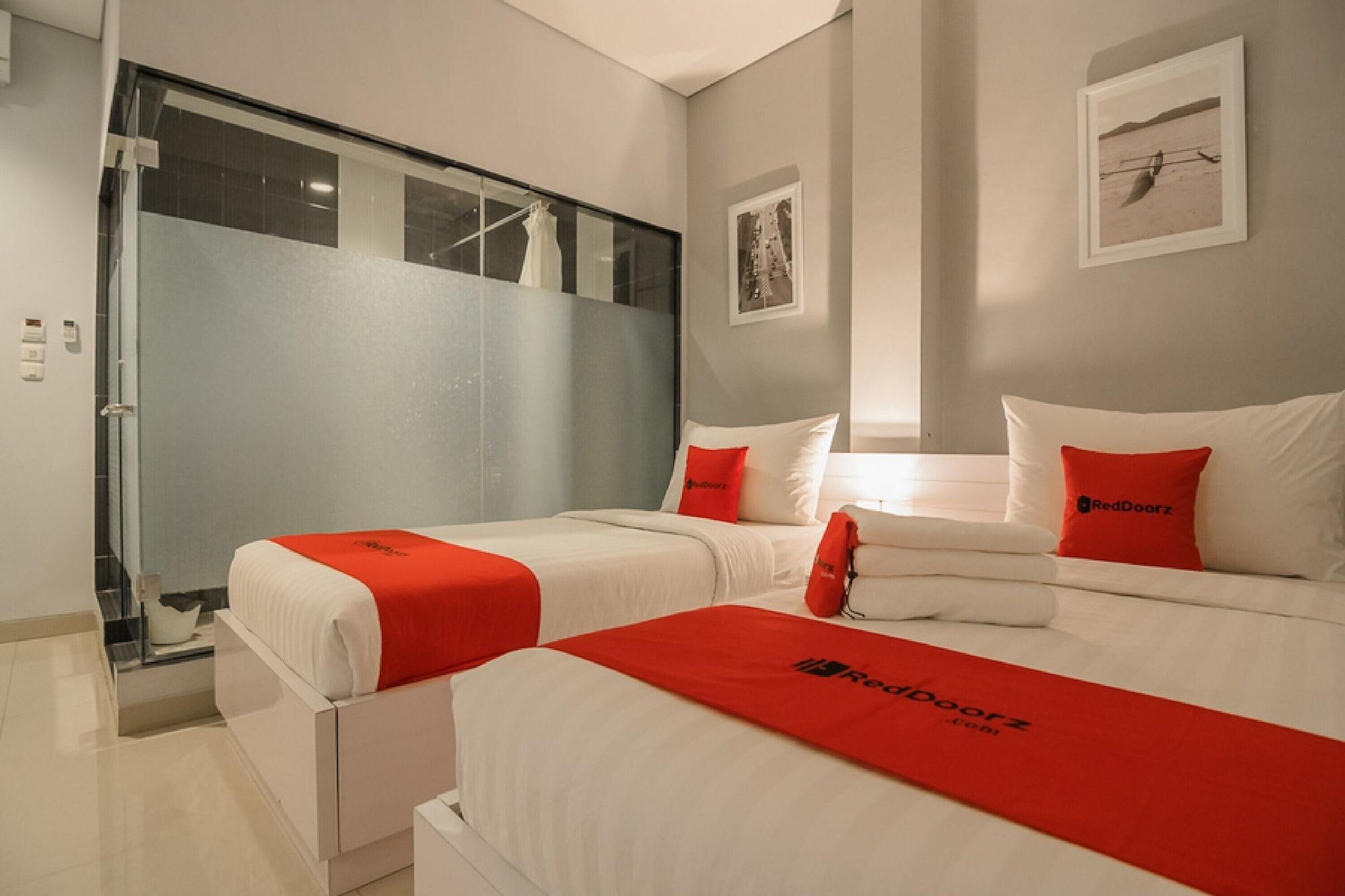 RedDoorz Plus near Soekarno Hatta Airport 2 Tangerang Exterior foto