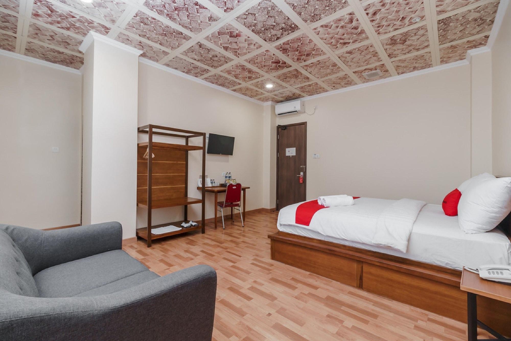 RedDoorz Plus near Soekarno Hatta Airport 2 Tangerang Exterior foto