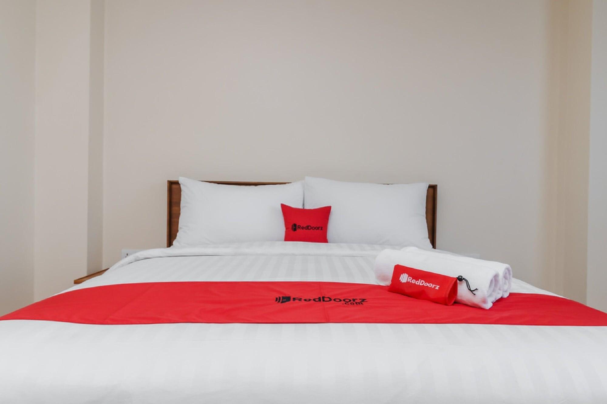RedDoorz Plus near Soekarno Hatta Airport 2 Tangerang Exterior foto
