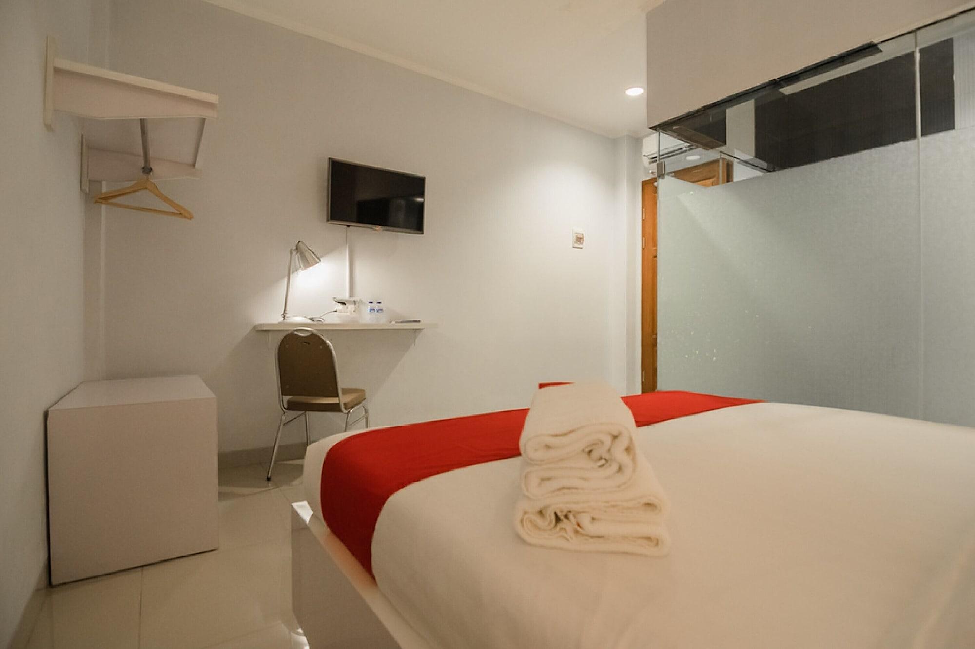 RedDoorz Plus near Soekarno Hatta Airport 2 Tangerang Exterior foto