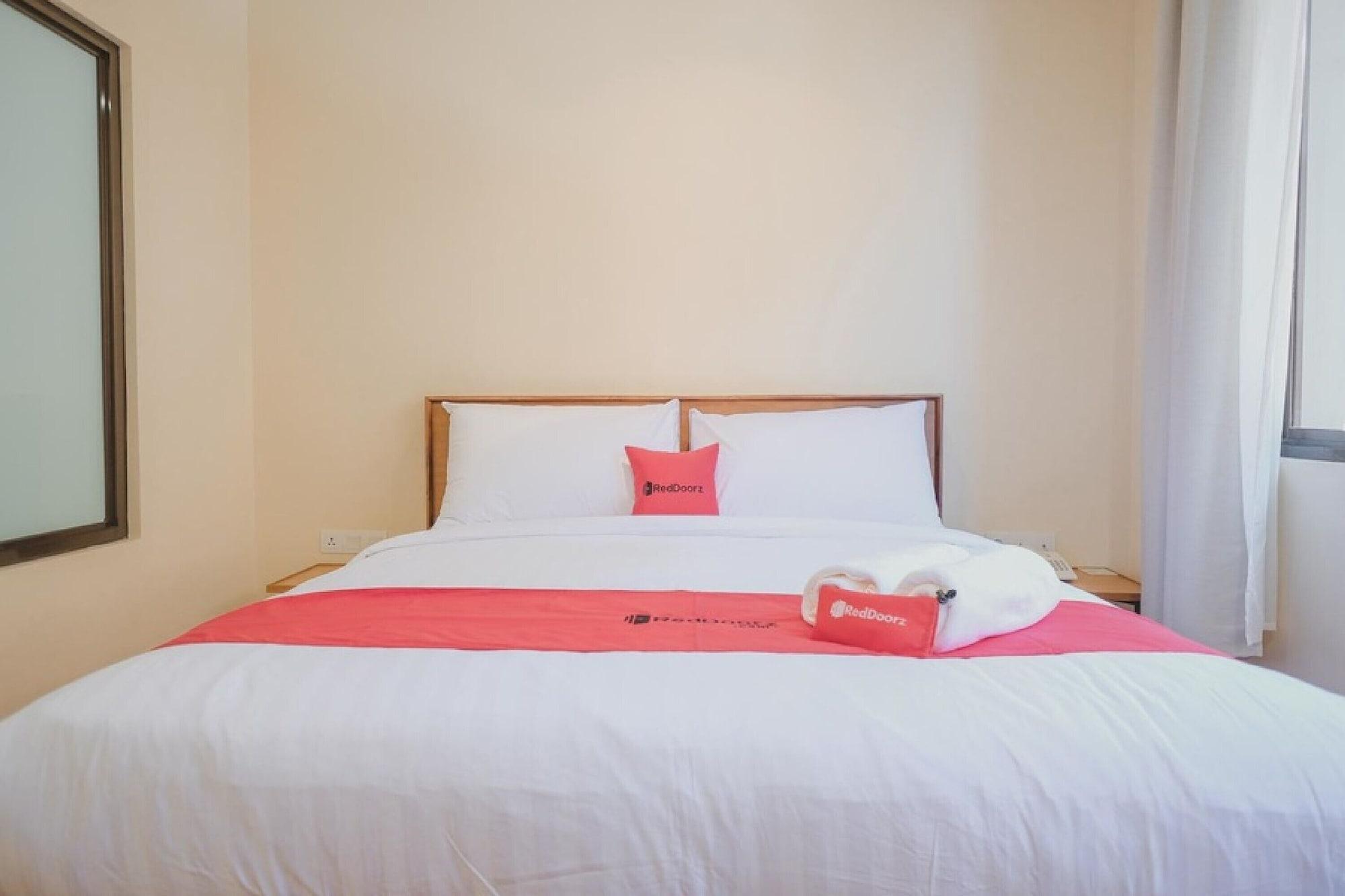 RedDoorz Plus near Soekarno Hatta Airport 2 Tangerang Exterior foto