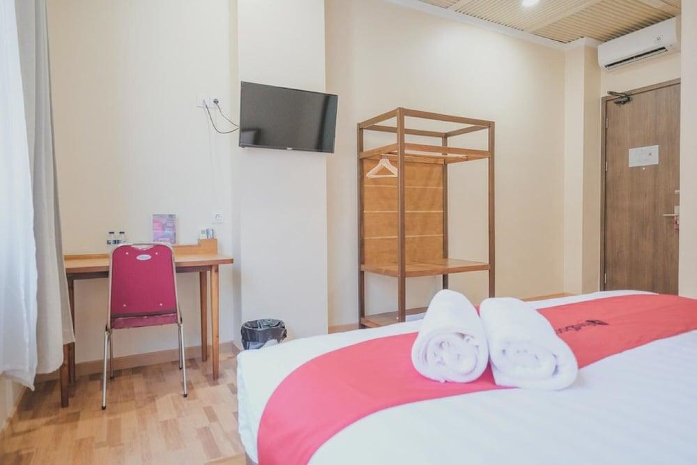 RedDoorz Plus near Soekarno Hatta Airport 2 Tangerang Exterior foto