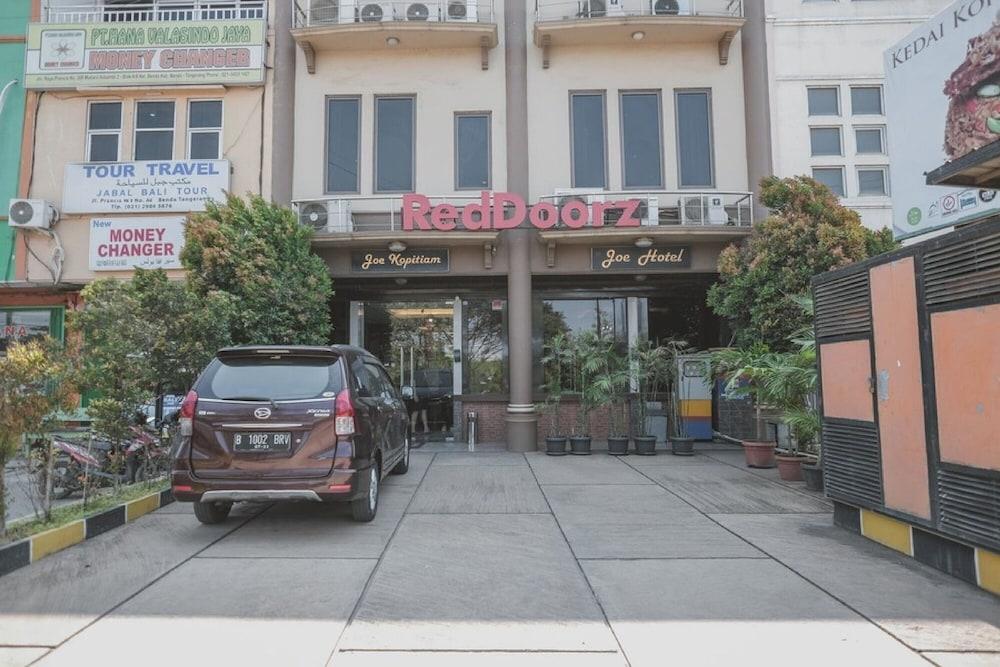 RedDoorz Plus near Soekarno Hatta Airport 2 Tangerang Exterior foto