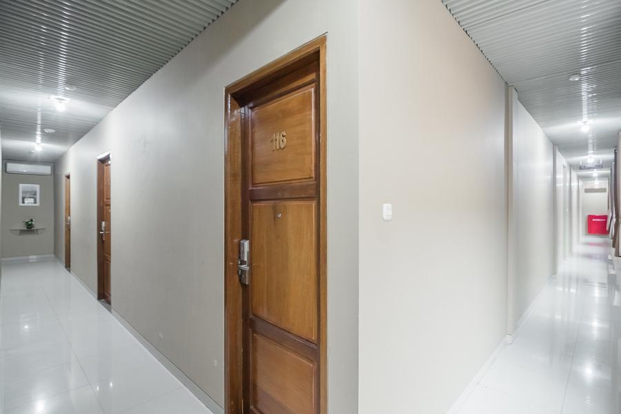RedDoorz Plus near Soekarno Hatta Airport 2 Tangerang Exterior foto