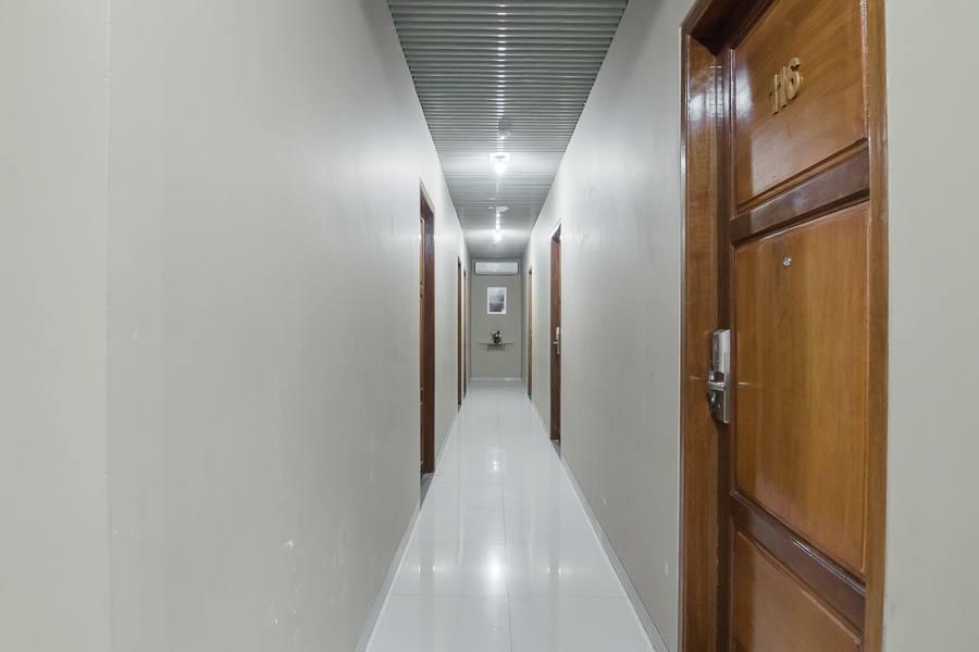 RedDoorz Plus near Soekarno Hatta Airport 2 Tangerang Exterior foto