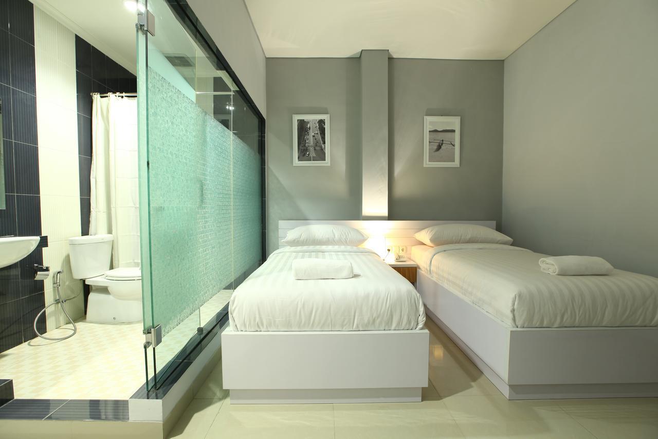 RedDoorz Plus near Soekarno Hatta Airport 2 Tangerang Exterior foto