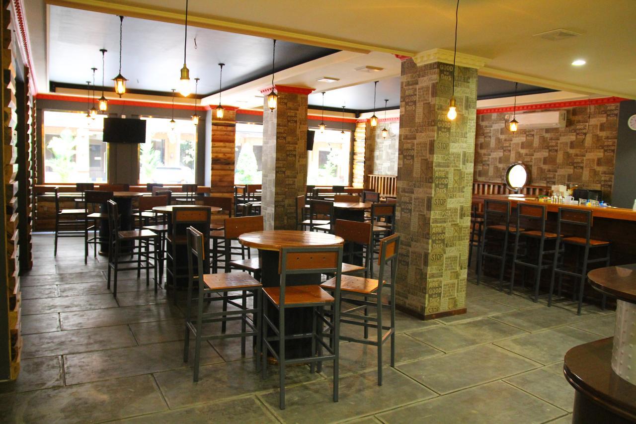 RedDoorz Plus near Soekarno Hatta Airport 2 Tangerang Exterior foto