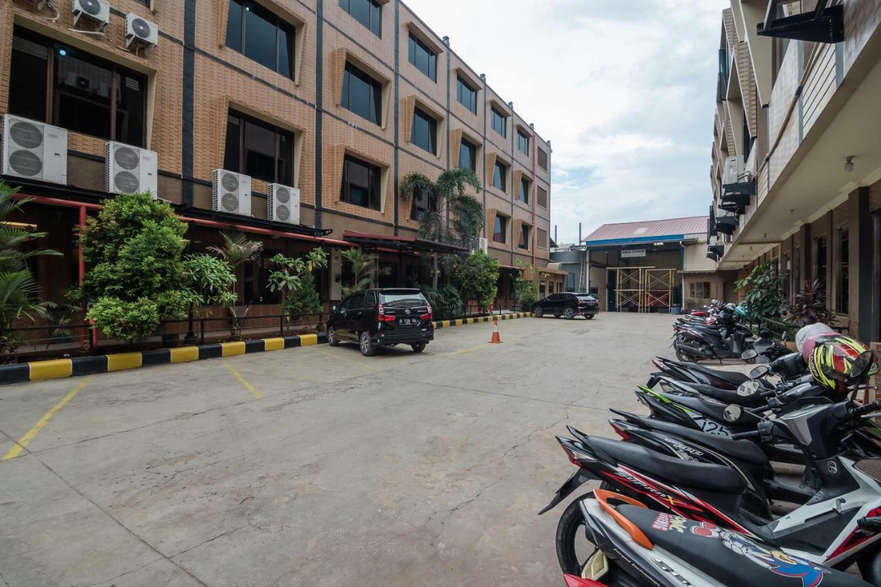 RedDoorz Plus near Soekarno Hatta Airport 2 Tangerang Exterior foto