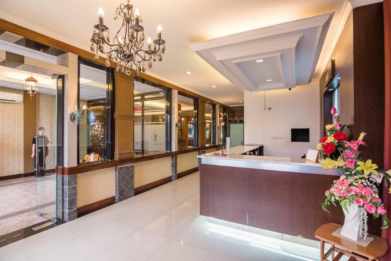 RedDoorz Plus near Soekarno Hatta Airport 2 Tangerang Exterior foto
