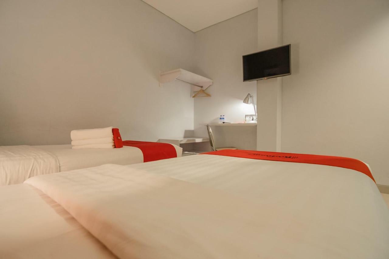 RedDoorz Plus near Soekarno Hatta Airport 2 Tangerang Exterior foto