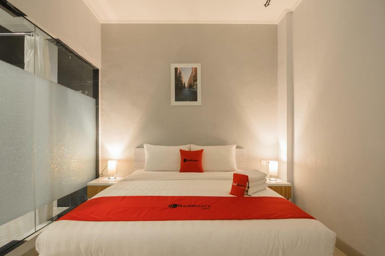 RedDoorz Plus near Soekarno Hatta Airport 2 Tangerang Exterior foto